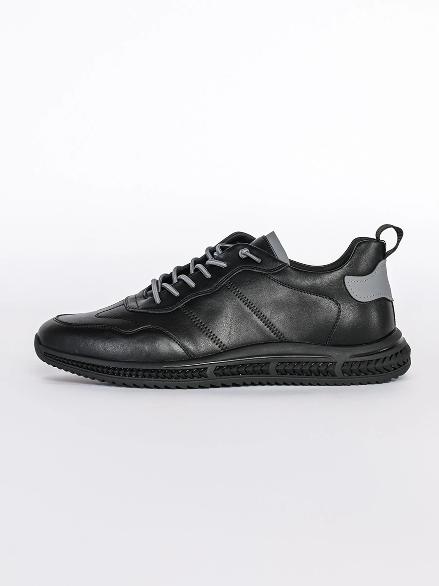 Кроссовки черного цвета с эластичной шнуровкой